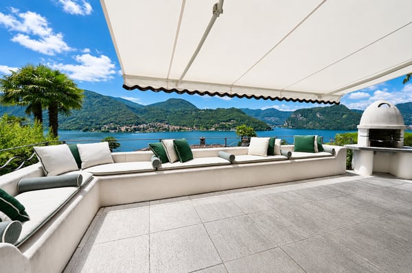 Villa di Lusso con Piscina e Vista Mozzafiato sul Lago di Lugo 4