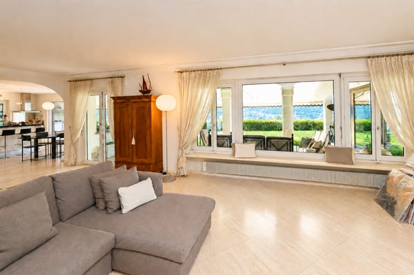 Villa di Lusso con Piscina e Vista Mozzafiato sul Lago di Lugo 9