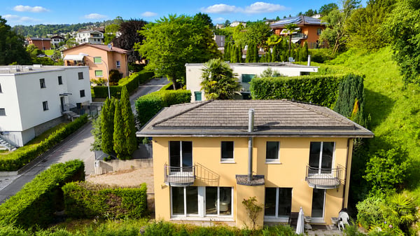 Accogliente Casa con Giardino in Tranquilla Zona Vicino a Lugano 1