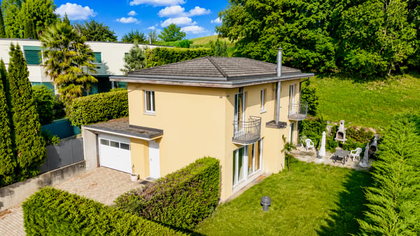 Accogliente Casa con Giardino in Tranquilla Zona Vicino a Lugano 2