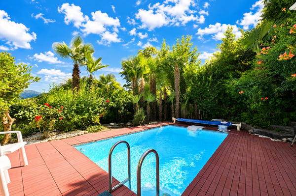 Oasi di Tranquillità con Ampio Giardino, Piscina e Vista lago 2