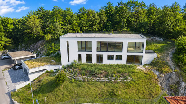 Villa Contemporanea Immersa nel Verde con Vista Panoramica