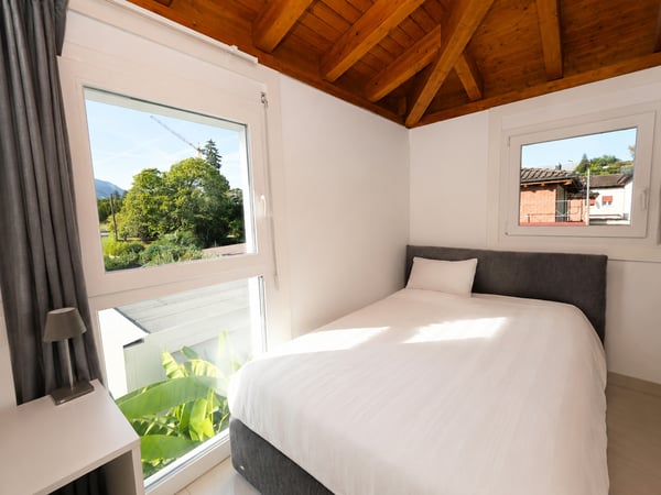 Elegante Villetta con Giardino, Ampia Terrazza e Vista Aperta 10