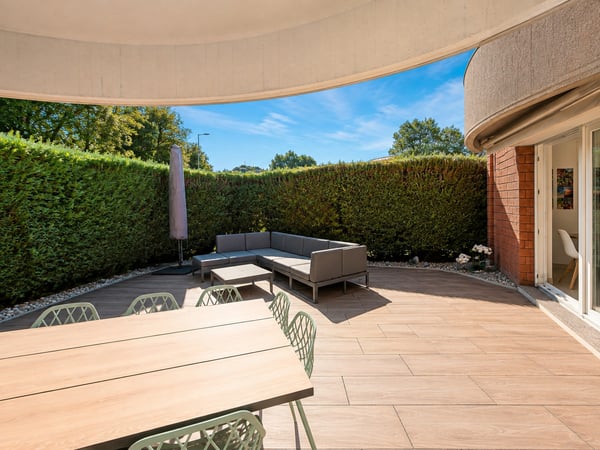 Elegante Villetta con Giardino, Ampia Terrazza e Vista Aperta 4