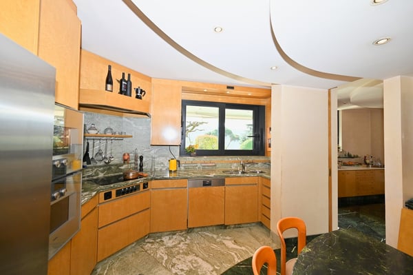 Incantevole Villa Bifamiliare con Giardino e Piscina Privati 13