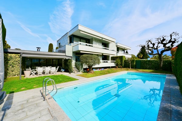Incantevole Villa Bifamiliare con Giardino e Piscina Privati 1