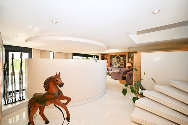 Incantevole Villa Bifamiliare con Giardino e Piscina Privati 10
