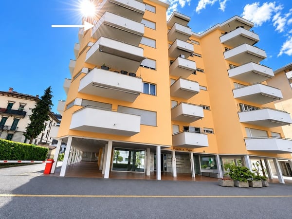 RESIDENZA PRIMARIA - Posizione centrale - 75 m dal lago - 2 balconi 3