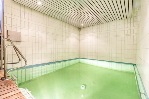 Freistehendes 2-Zimmer-Riegelhaus mit Einliegerwohnung, Indoorpool und Doppelgarage 23