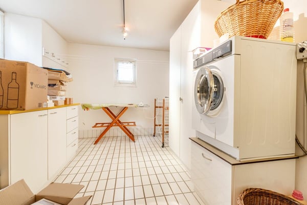 Freistehendes 2-Zimmer-Riegelhaus mit Einliegerwohnung, Indoorpool und Doppelgarage 8