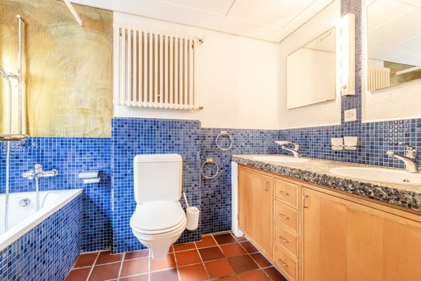 Freistehendes 2-Zimmer-Riegelhaus mit Einliegerwohnung, Indoorpool und Doppelgarage 22