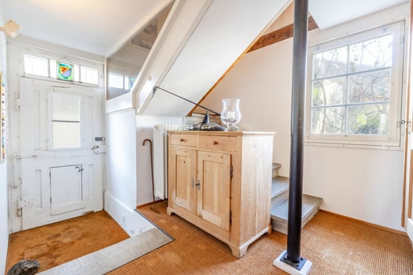 Freistehendes 2-Zimmer-Riegelhaus mit Einliegerwohnung, Indoorpool und Doppelgarage 9