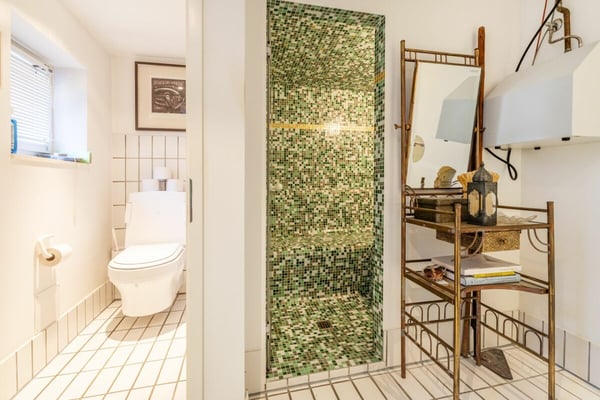 Freistehendes 2-Zimmer-Riegelhaus mit Einliegerwohnung, Indoorpool und Doppelgarage 7