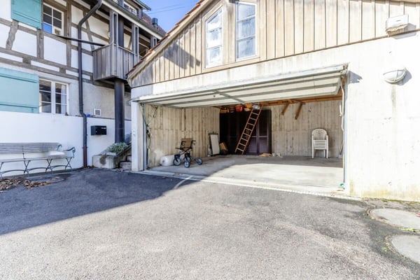 Freistehendes 2-Zimmer-Riegelhaus mit Einliegerwohnung, Indoorpool und Doppelgarage 24