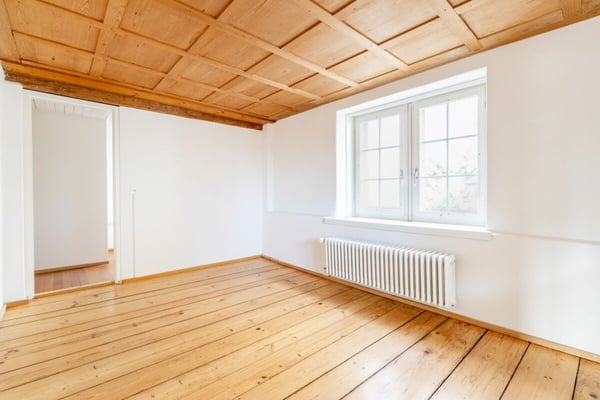 Freistehendes 2-Zimmer-Riegelhaus mit Einliegerwohnung, Indoorpool und Doppelgarage 18