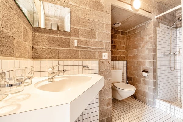 Freistehendes 2-Zimmer-Riegelhaus mit Einliegerwohnung, Indoorpool und Doppelgarage 20