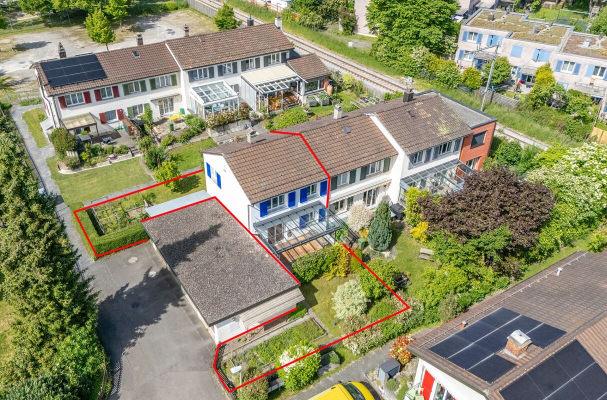 Charmantes 4.5 Zimmer Eck-Einfamilienhaus mit geschütztem Aussenbereich und Garagenbox