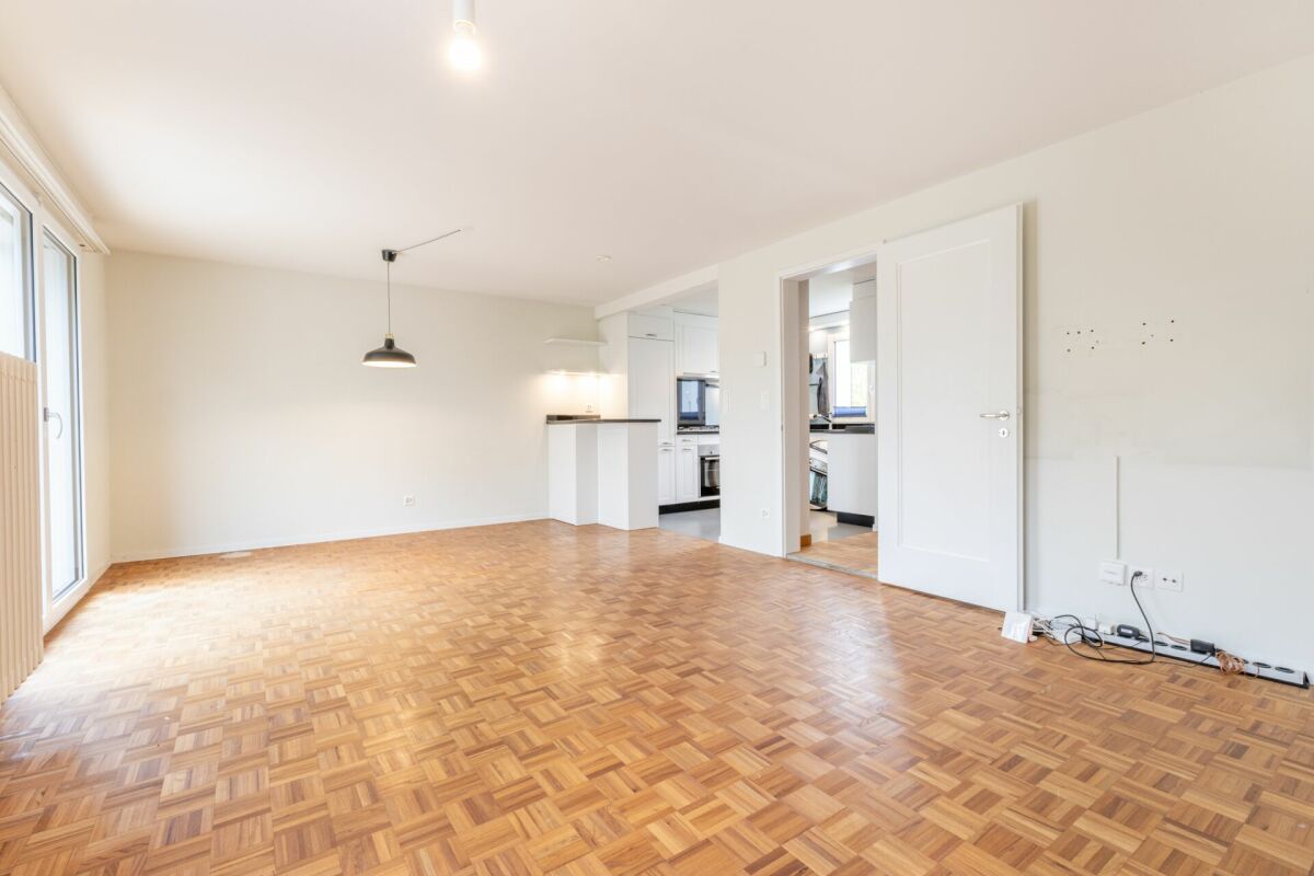 Charmantes 4.5 Zimmer Eck-Einfamilienhaus mit geschütztem Aussenbereich und Garagenbox