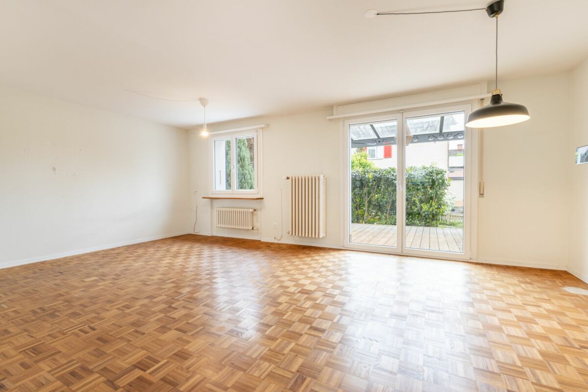 Charmantes 4.5 Zimmer Eck-Einfamilienhaus mit geschütztem Aussenbereich und Garagenbox