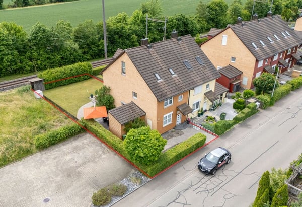 4.5-Zimmer-Eckhaus mit Ausbaupotenzial, grossem Garten und steuergünstiger Wohnlage in Seuzach 2