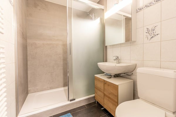 Komfortable 3.5 Zimmer Wohnung mit Balkon und zwei Tiefgaragenplätze 12