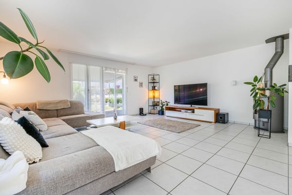 Grosszügiges 6.5-Zimmer-Doppeleinfamilienhaus mit Doppelgarage und Garten 4