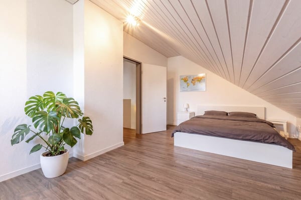 Grosszügiges 6.5-Zimmer-Doppeleinfamilienhaus mit Doppelgarage und Garten 12