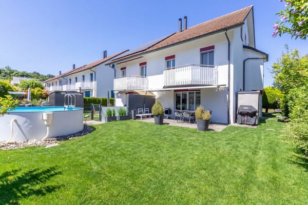 Grosszügiges 6.5-Zimmer-Doppeleinfamilienhaus mit Doppelgarage, Garten und Pool