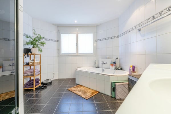 Grosszügiges 6.5-Zimmer-Doppeleinfamilienhaus mit Doppelgarage und Garten 11