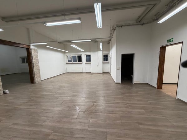 ***zentrale Gewerberäumlichkeiten mit vielfältiger Nutzungsmöglichkeit*** 8