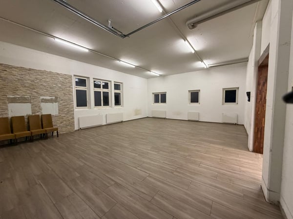 ***zentrale Gewerberäumlichkeiten mit vielfältiger Nutzungsmöglichkeit*** 9