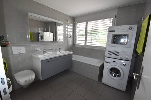 Grosszügige und lichtdurchflutete Maisonette-Wohnung mit Balkon im Eigentumsstandart 16