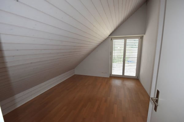 Grosszügige und lichtdurchflutete Maisonette-Wohnung mit Balkon im Eigentumsstandart 8