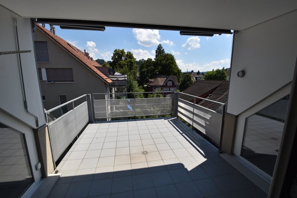 Grosszügige und lichtdurchflutete Maisonette-Wohnung mit Balkon im Eigentumsstandart 10