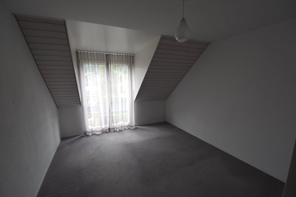 Grosszügige und lichtdurchflutete Maisonette-Wohnung mit Balkon im Eigentumsstandart 12