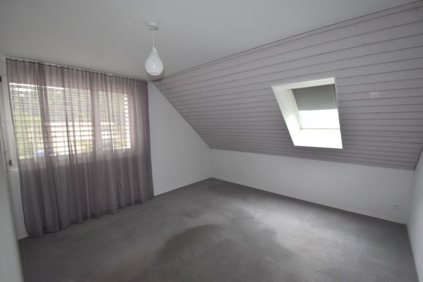 Grosszügige und lichtdurchflutete Maisonette-Wohnung mit Balkon im Eigentumsstandart 13