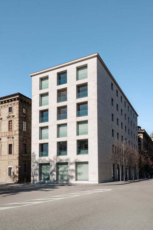 LUGANO CENTRO - Spazio commerciale con vetrina 3