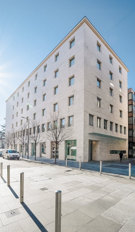 LUGANO CENTRO - Spazio commerciale con vetrina 8