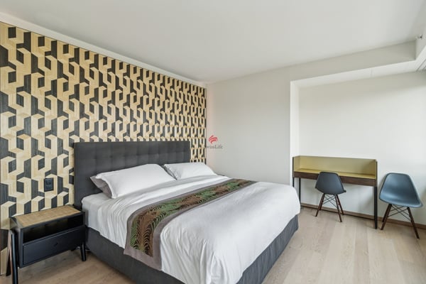 Thronen über den Dächern von Zürich 8