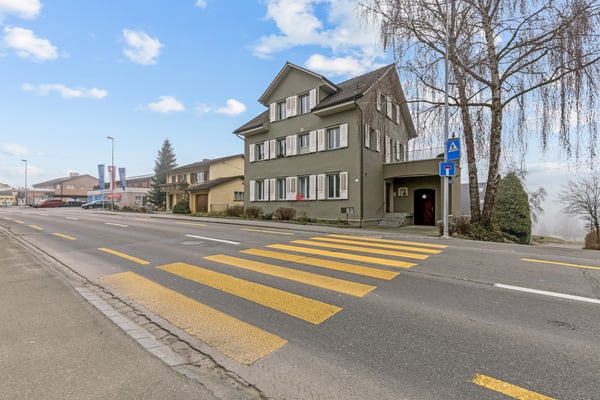 Zwei Mieter. Fünf Stockwerke. Vollständig renoviert. 1