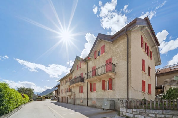 Maison villageoise de 6 appartements et 10 places de parc avec grange 1