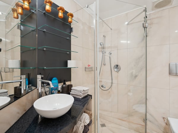 Zeitlose Luxusvilla mit Einliegerwohnung 6