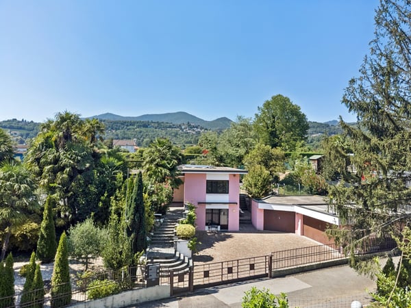 Zeitlose Luxusvilla mit Einliegerwohnung 13
