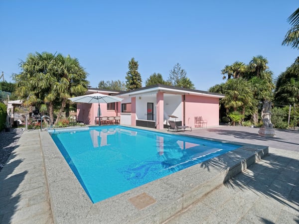 Zeitlose Luxusvilla mit Einliegerwohnung 1