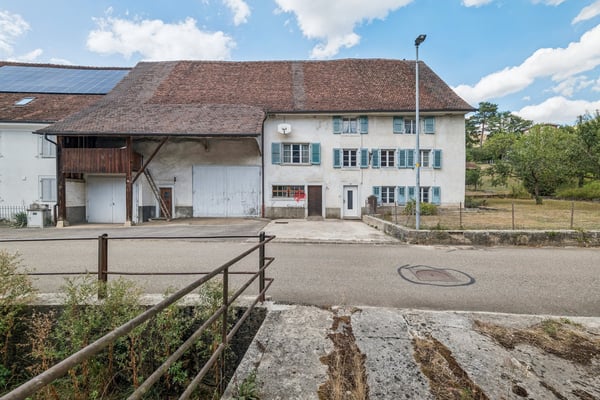 Ancienne ferme de caractère avec potentiel au centre du village 1
