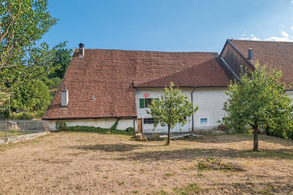 Ancienne ferme de caractère avec potentiel au centre du village 2