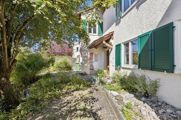 Charmantes Mittelhaus mit traumhafter Aussicht und Potenzial 1