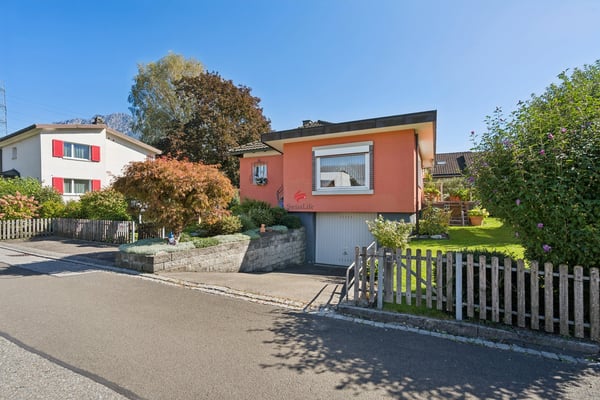 Gepflegtes Einfamilienhaus mit schönem Garten 1