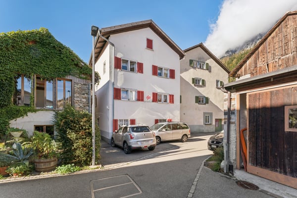 Mehrfamilienhaus im Dorfkern mit zusätzlicher Gartenparzelle 1