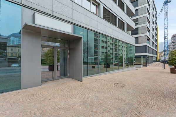 Moderno spazio commerciale nel cuore di Paradiso 1